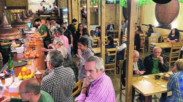 Inauguració de la taverna asturiana La Fábrica a Ontinyent ON TV - El Periòdic d'Ontinyent